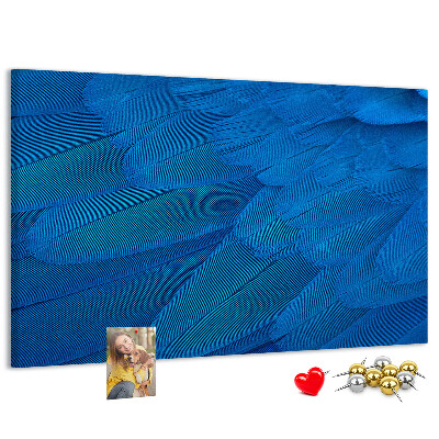 Tablero de anuncios con plumas azules y detalles delicados