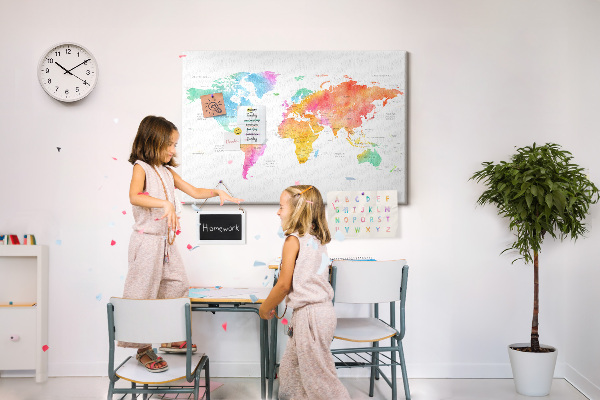 Tablero de corcho decorado con diseño de mapa del mundo en acuarela