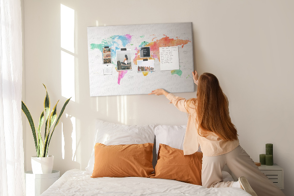 Tablero de corcho decorado con diseño de mapa del mundo en acuarela