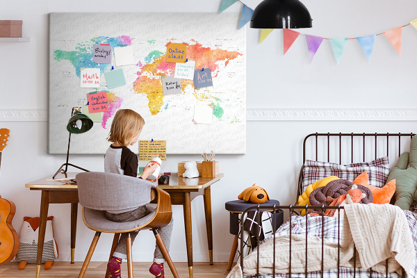 Tablero de corcho decorado con diseño de mapa del mundo en acuarela