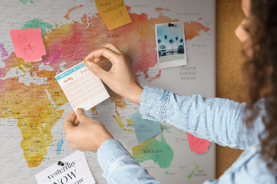Tablero de corcho decorado con diseño de mapa del mundo en acuarela