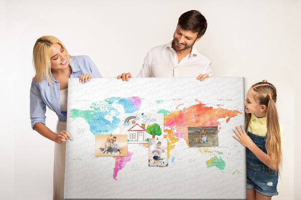 Tablero de corcho decorado con diseño de mapa del mundo en acuarela