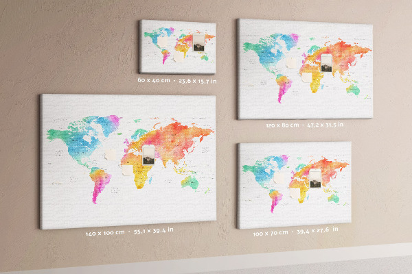 Tablero de corcho decorado con diseño de mapa del mundo en acuarela