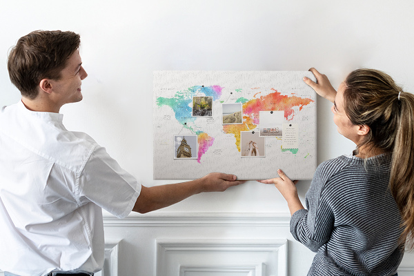 Tablero de corcho decorado con diseño de mapa del mundo en acuarela