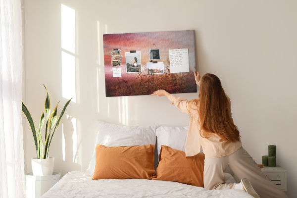 Tablero de anuncios con diseño de puesta de sol sobre un campo de hierba