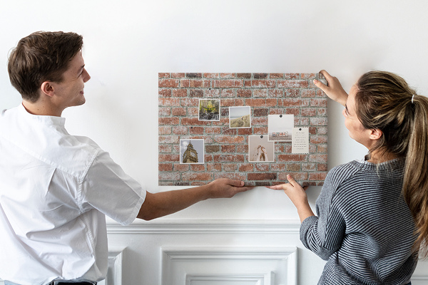 Tablero de anuncios con diseño de muro de ladrillo en acabado natural