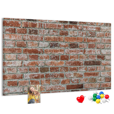 Tablero de anuncios con diseño de muro de ladrillo en acabado natural