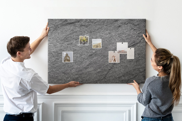 Tablero de corcho decorado con textura de piedra en tonos grises