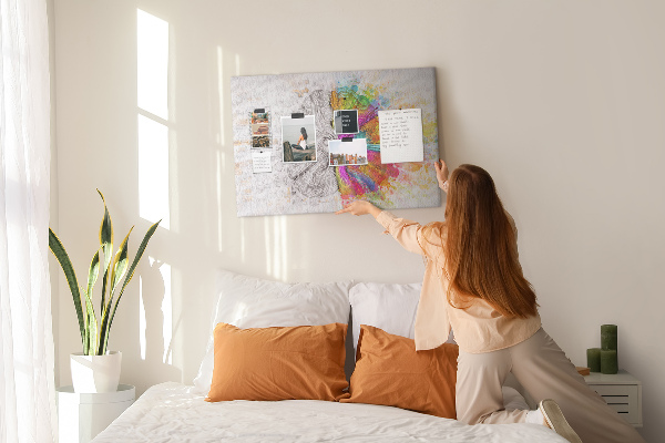 Tablero de anuncios diseño de cerebro creativo con colores