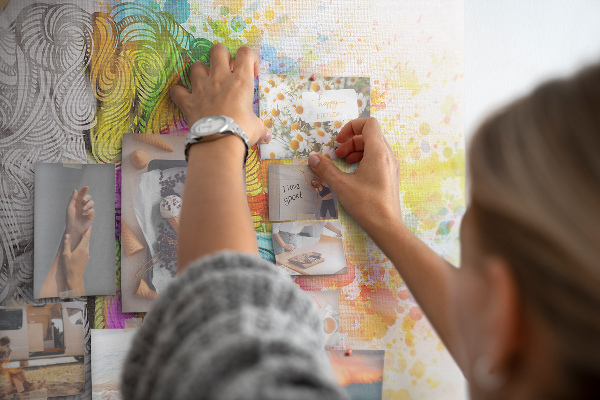 Tablero de anuncios diseño de cerebro creativo con colores