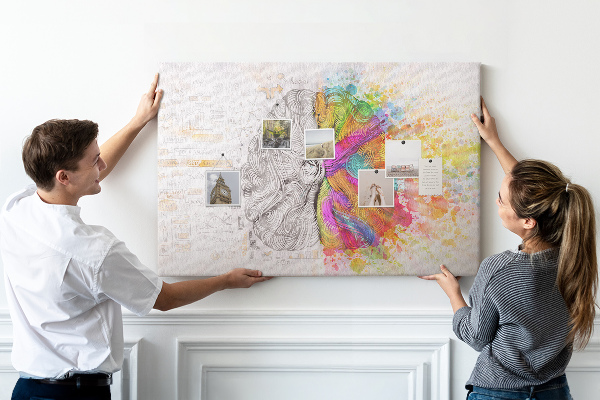 Tablero de anuncios diseño de cerebro creativo con colores