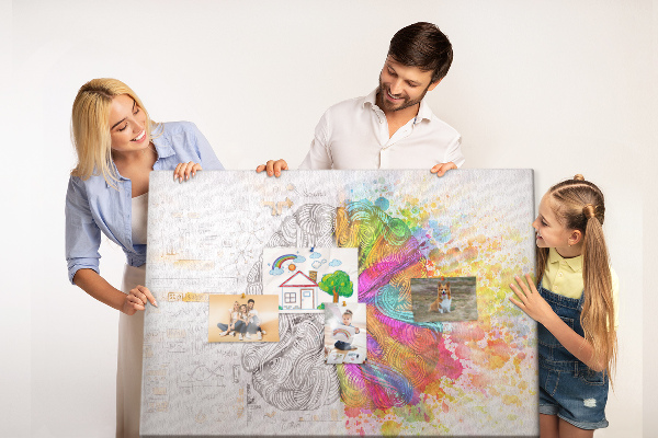 Tablero de anuncios diseño de cerebro creativo con colores