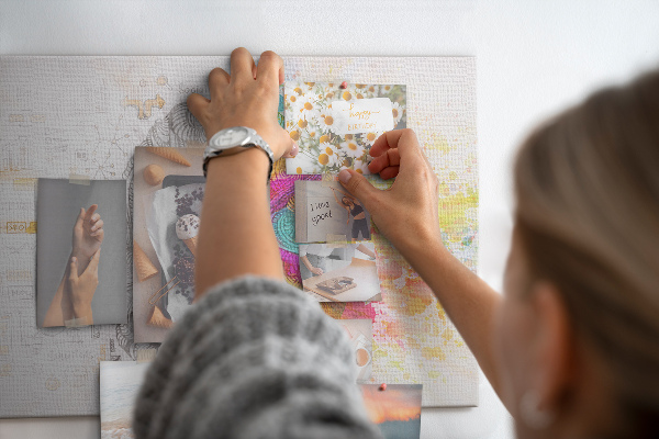 Tablero de anuncios diseño de cerebro creativo con colores