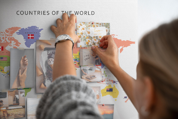 Pizarra de corcho con mapas del mundo y países marcados