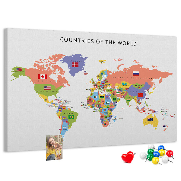 Pizarra de corcho con mapas del mundo y países marcados