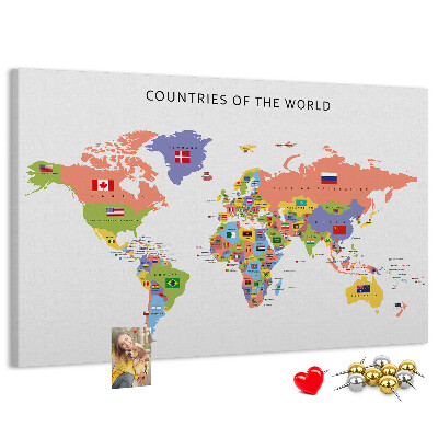 Pizarra de corcho con mapas del mundo y países marcados
