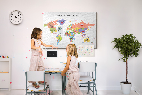 Pizarra de corcho con mapas del mundo y países marcados