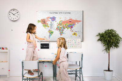 Pizarra de corcho con mapas del mundo y países marcados