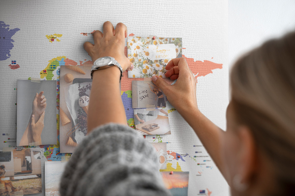 Pizarra de corcho con mapas del mundo y países marcados