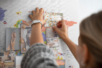 Pizarra de corcho con mapas del mundo y países marcados