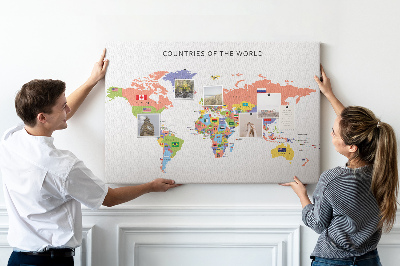 Pizarra de corcho con mapas del mundo y países marcados