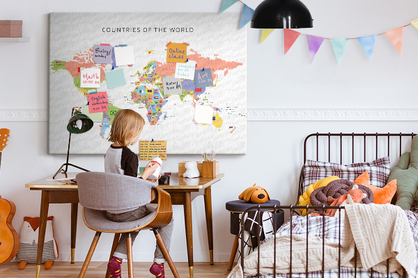 Pizarra de corcho con mapas del mundo y países marcados