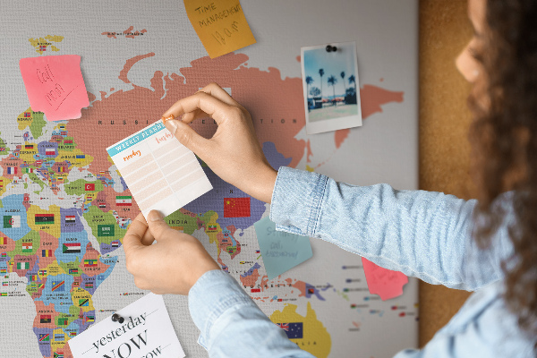 Pizarra de corcho con mapas del mundo y países marcados