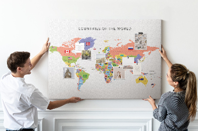 Pizarra de corcho con mapas del mundo y países marcados