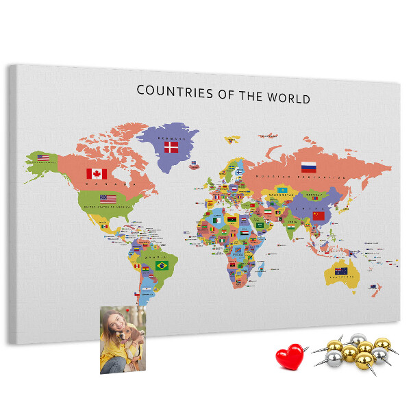 Pizarra de corcho con mapas del mundo y países marcados