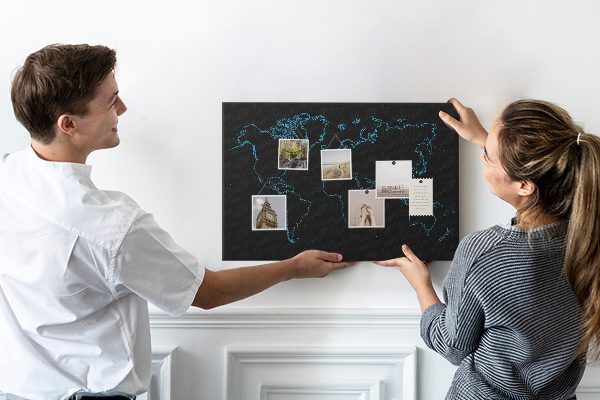 Tablero de corcho decorado mapa del mundo sobre fondo negro
