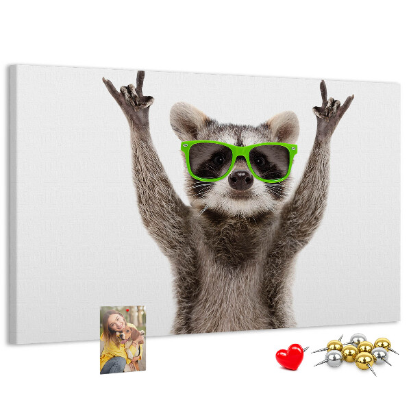 Tablero de anuncios Mapache loco con gafas verdes