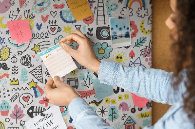 Tablero de anuncios con diseños coloridos de motivos dibujados