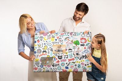 Tablero de anuncios con diseños coloridos de motivos dibujados