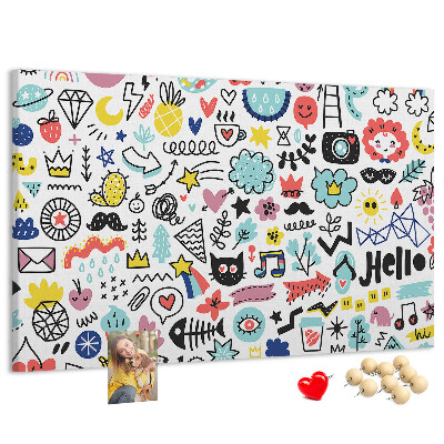 Tablero de anuncios con diseños coloridos de motivos dibujados