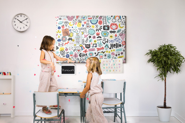 Tablero de anuncios con diseños coloridos de motivos dibujados
