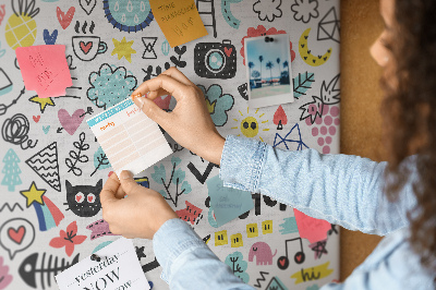 Tablero de anuncios con diseños coloridos de motivos dibujados