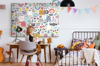 Tablero de anuncios con diseños coloridos de motivos dibujados
