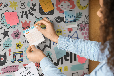 Tablero de anuncios con diseños coloridos de motivos dibujados