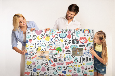 Tablero de anuncios con diseños coloridos de motivos dibujados