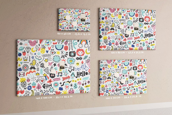 Tablero de anuncios con diseños coloridos de motivos dibujados