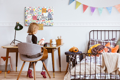 Tablero de anuncios con diseños coloridos de motivos dibujados