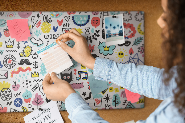 Tablero de anuncios con diseños coloridos de motivos dibujados
