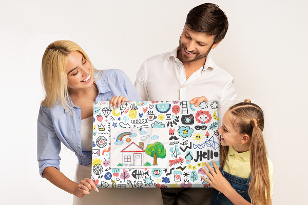 Tablero de anuncios con diseños coloridos de motivos dibujados