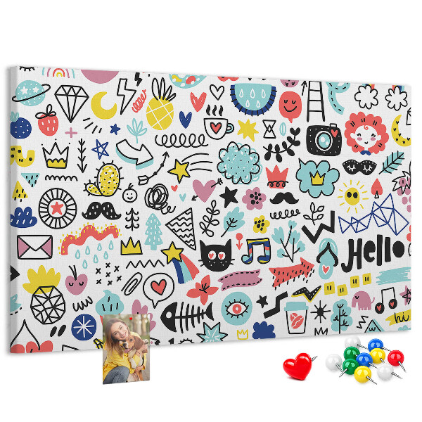 Tablero de anuncios con diseños coloridos de motivos dibujados