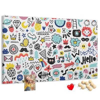Tablero de anuncios con diseños coloridos de motivos dibujados