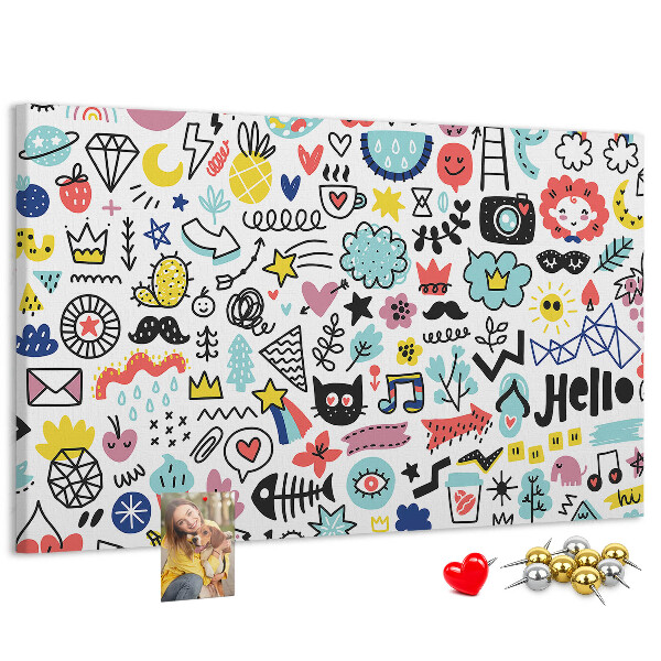 Tablero de anuncios con diseños coloridos de motivos dibujados