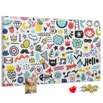 Tablero de anuncios con diseños coloridos de motivos dibujados