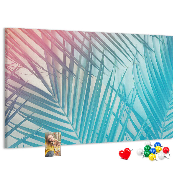 Pizarra de corcho con diseño de hojas tropicales sobre fondo pastel