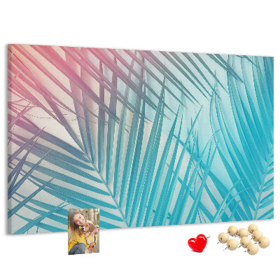 Pizarra de corcho con diseño de hojas tropicales sobre fondo pastel