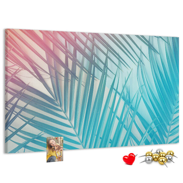 Pizarra de corcho con diseño de hojas tropicales sobre fondo pastel